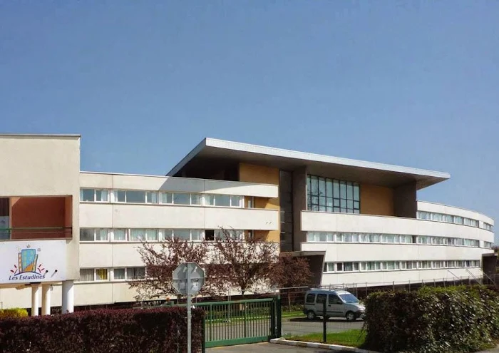 Bâtiment extérieur moderne, façade blanche. Appartement à vendre à Évry-Courcouronnes (58651 € - 20.88 m²) 1