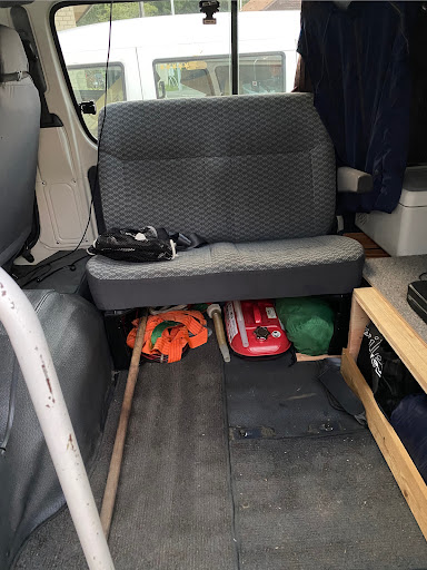 ハイエース の車中泊仕様 100系ハイエースワゴン セカンドシート ベットへのアクセスに関するカスタム メンテナンスの投稿画像 車 のカスタム情報はcartune