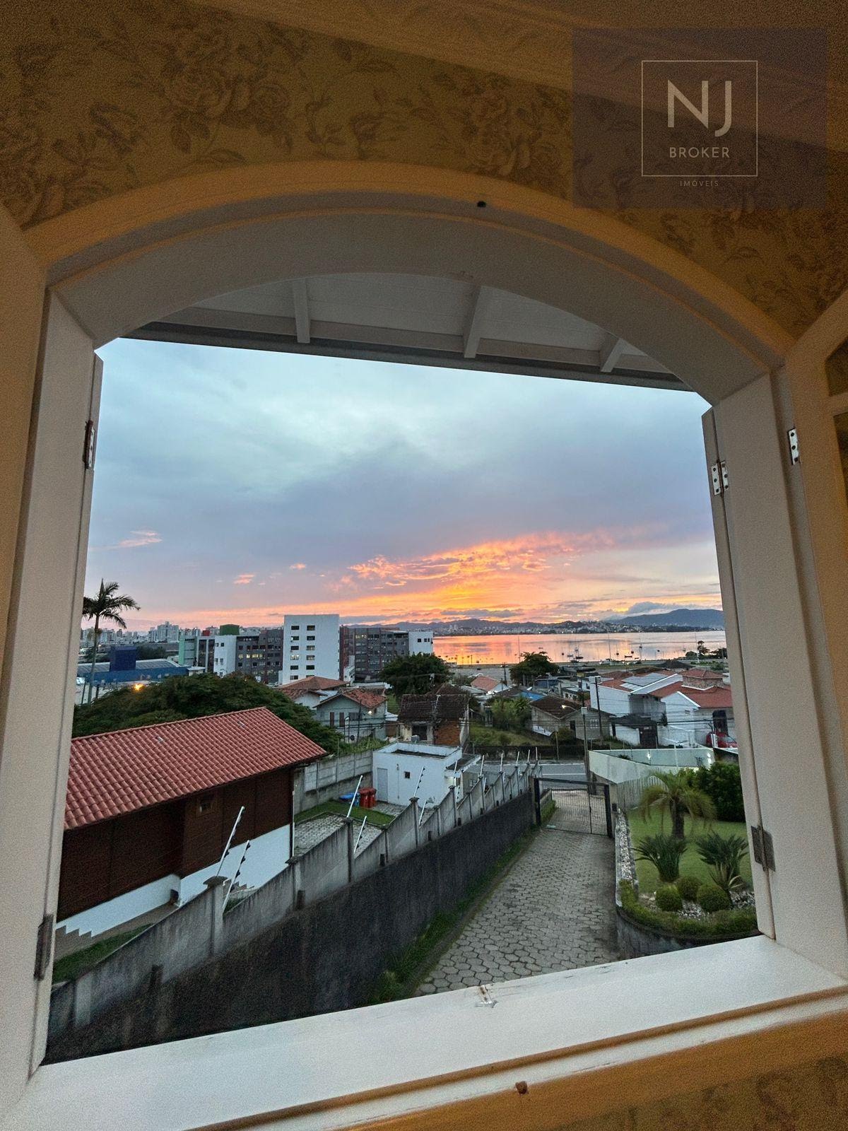 Casa à venda com 4 quartos, 211m² - Foto 2