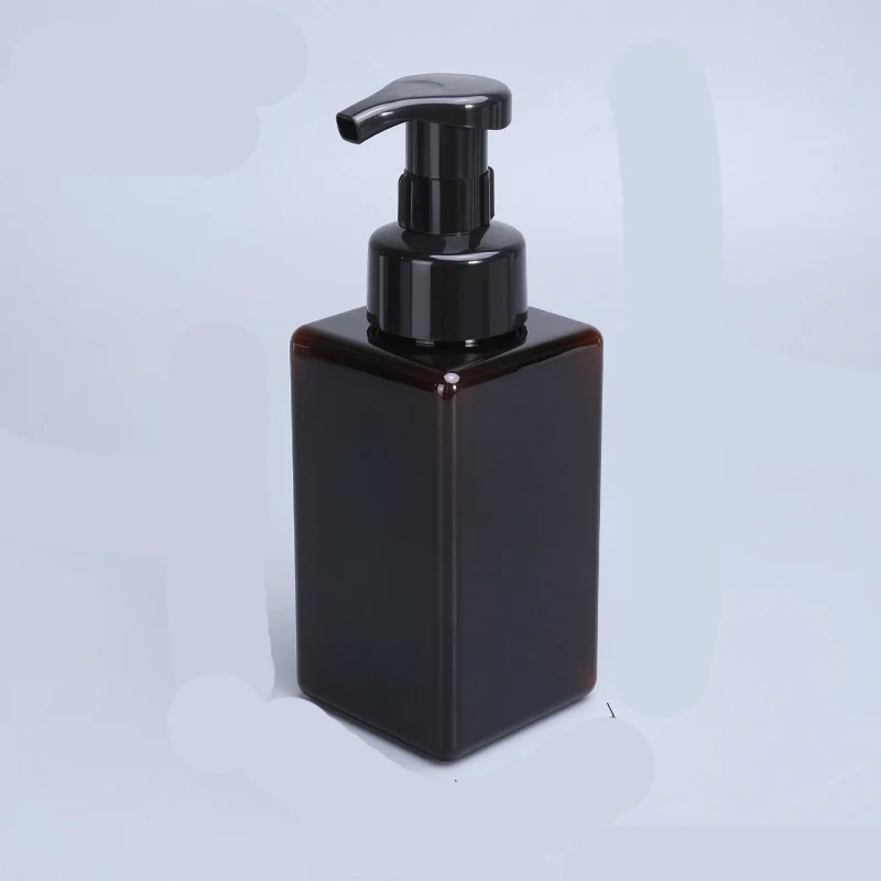 Vierkante plastic fles voor schuimmousse, ideaal voor eenvoudige dosering en het creëren van rijk en duurzaam schuim, perfect voor schoonheidsproducten.