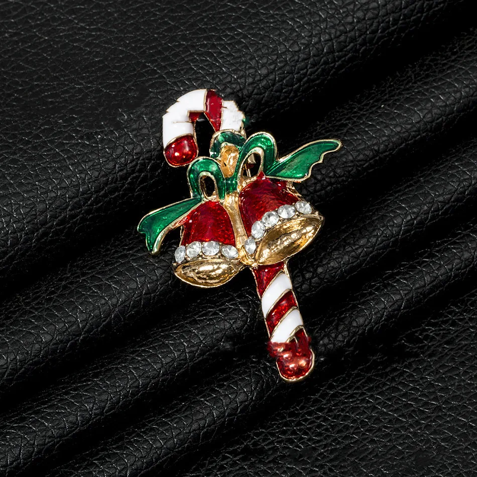 Broche de Noël en alliage avec guirlande de feuilles. Un accessoire de mode festif et élégant pour vos tenues, idéal pour célébrer Noël avec raffinement.