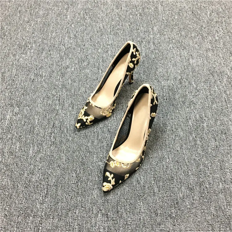 Szpilki damskie z kwiatową siateczką i koronką. Cienkie, spiczaste szpilki w stylu stiletto. Wszechstronne obuwie na każdą okazję, dodające elegancji i stylu.