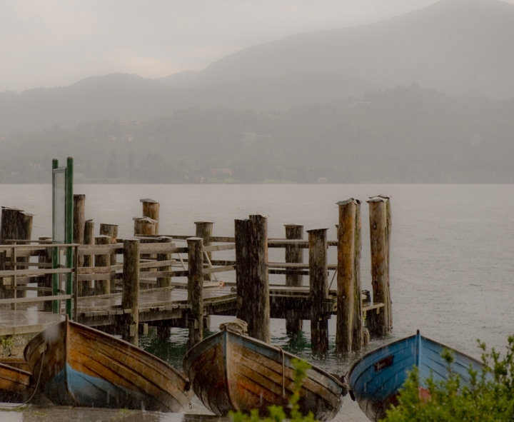 Pioggia sul lago,barche a riposo di emmelle