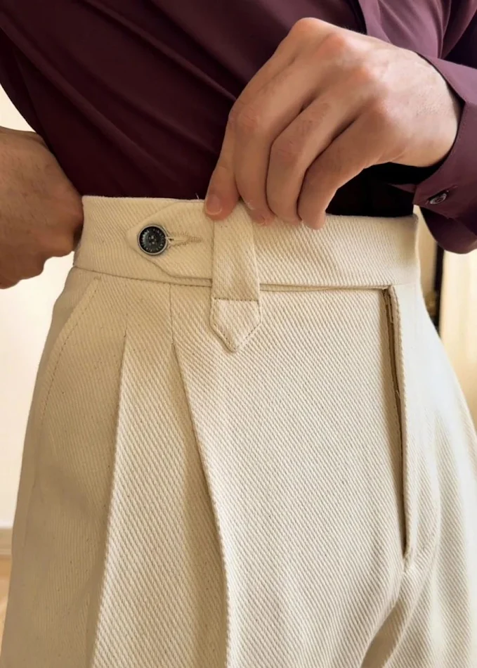 Zakelijke broek met hoge taille en slim fit voor dames. Stijlvol en comfortabel, perfect voor op kantoor of een casual dag.