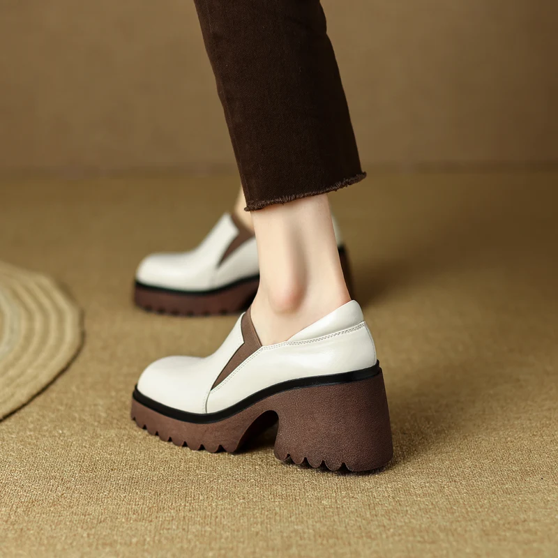 Zapatos de plataforma con tacón grueso estilo retro fáciles de poner. Comodidad y moda unidas para un look vintage y moderno.