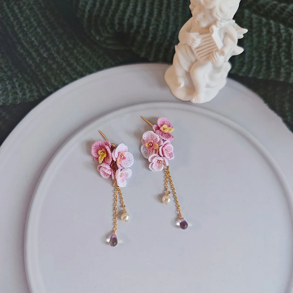 Pendientes Largos de Cadena con Orquídea Mariposa Micro Gancho Joyería, elegancia y detalle para realzar tu estilo.