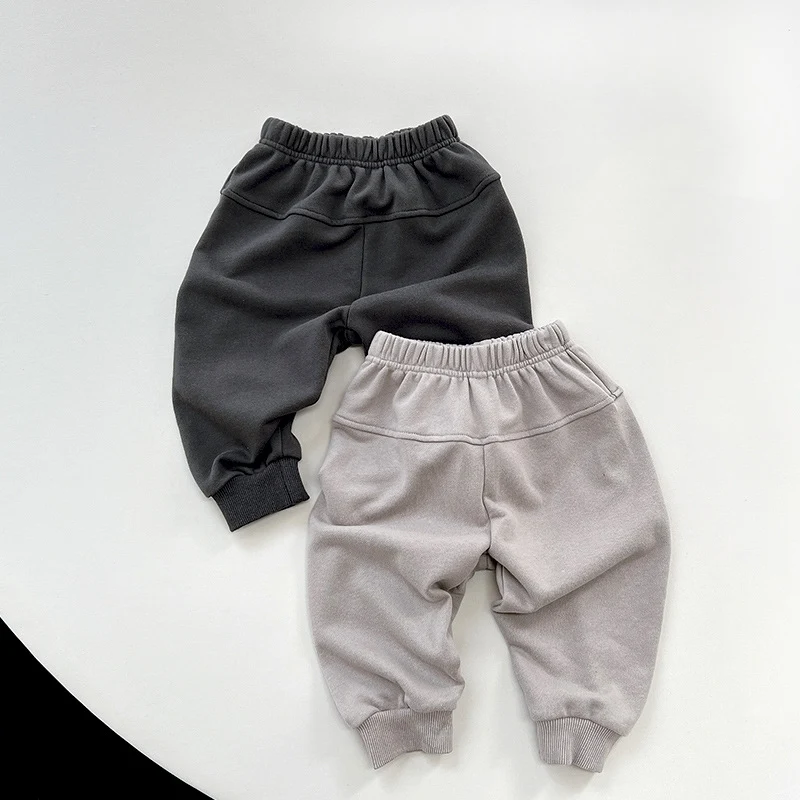 Kinder sportbroeken voor jongens en meisjes comfortabele casual broeken unisex geschikt voor dagelijks gebruik en lichte sporten ademend en duurzaam.
