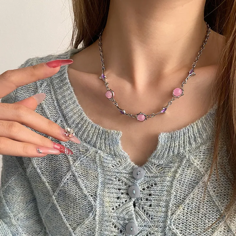 Title 1, Collier violet irrégulier avec couture de boule...