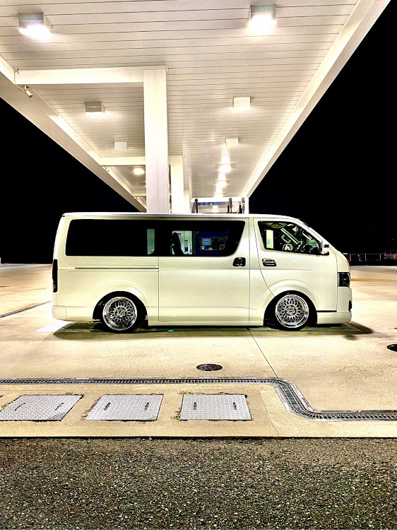ハイエースバンのイメチェン・ホイール交換・ENCM・ハミタイ・ガソスタ映えに関するカスタム事例の投稿画像3枚目