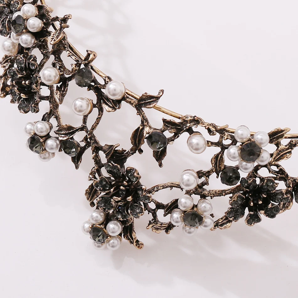 Bloemige bruidsdiadeem met geplaveide zwarte diamanten, parels en barokstijl. Perfect voor een elegante bruidslook.