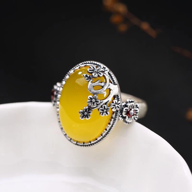 Unisex Ring met Vintage Pruimenbloesem, Rode Granaat en Witgoud. Een uniek sieraad voor zowel mannen als vrouwen, perfect voor elke outfit.