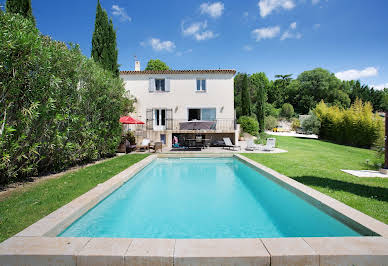 Maison avec piscine et terrasse 1