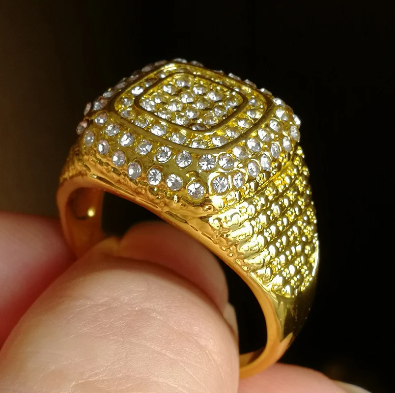 Vergulde Hip Hop Ring voor Heren, Micro-ingezette Zirkonia, Volledige Diamanten. Maak een statement met deze schitterende ring!