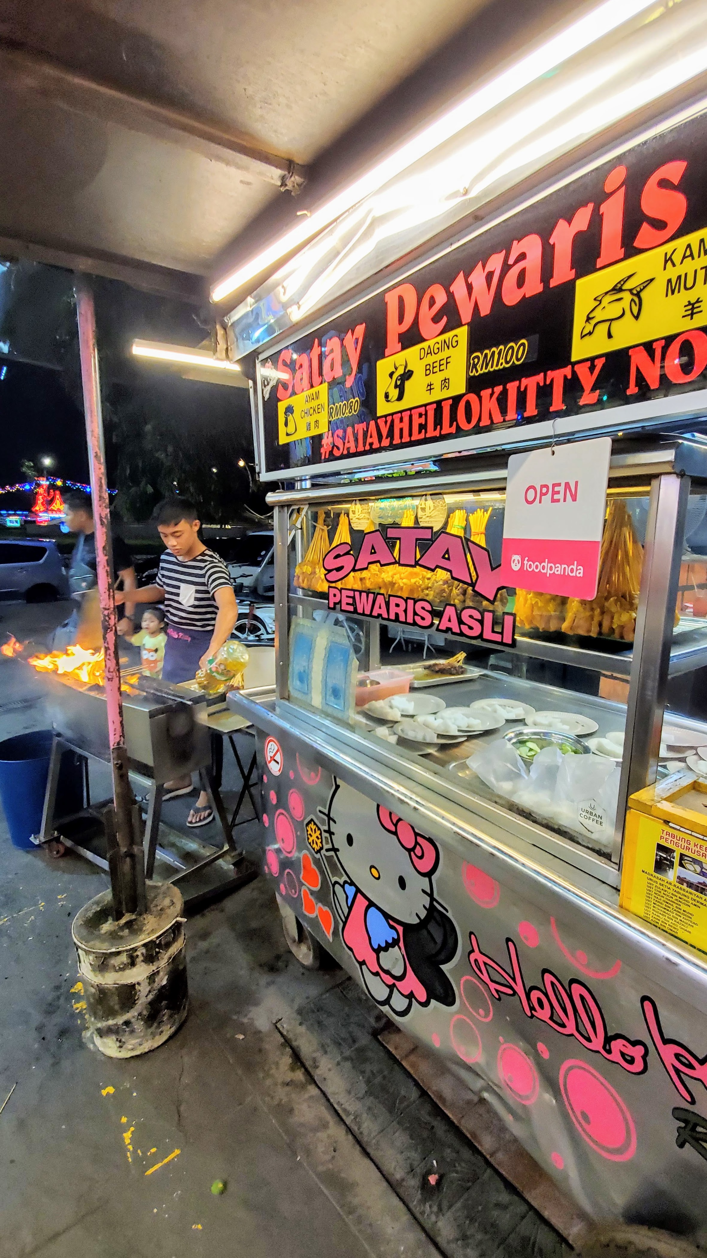 Food Highlights of Penang: you can find street foods in places such as Chulia Street, New Lane, and Gurney Drive. This hawker is at the Gurney Drive Hawker Centre