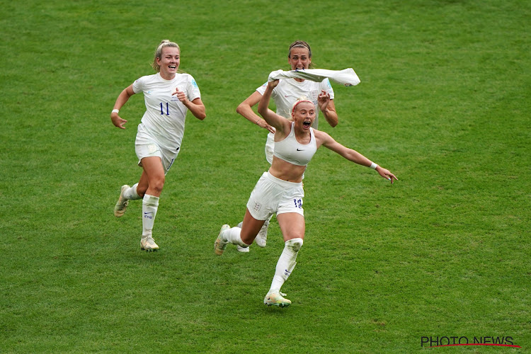 📷 Chloe Kelly gaat de geschiedenis in met iconische foto, Amerikaanse voorgangster komt met vette knipoog