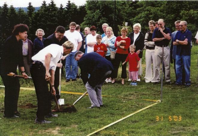 Ein Bild, das Gras, draußen, Person, Baum enthält.

Automatisch generierte Beschreibung