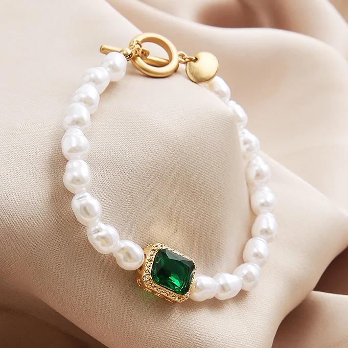 Bracelet Rétro Mode Simple Tempérament Incrusté de Pierre Précieuse Verte Un bijou raffiné pour rehausser votre style avec une touche vintage.