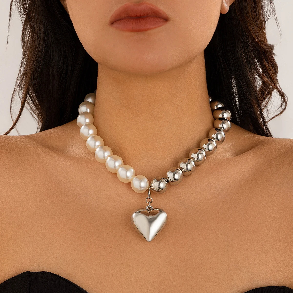 Title 8, Collier Big Round Love avec perles exagérées. A...
