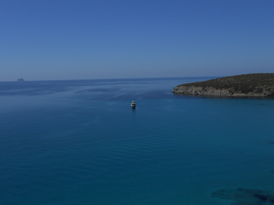 Una barca in mezzo al mare... di danca1