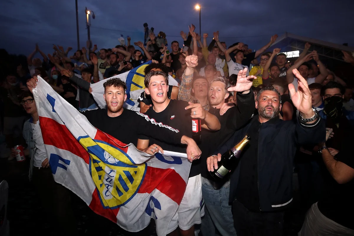 Leeds United houdt geen rekening met coronamaatregelen en viert titel met duizenden fans