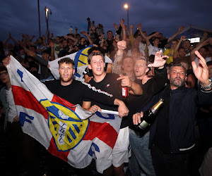 📷 16 jaar moeten wachten, maar familie Leeds-supporters haalt nu iconische foto die viraal gaat boven