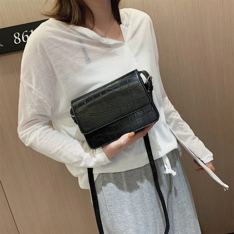 Mini leren crossbody schoudertas voor dames. Compact, stijlvol en functioneel om essentials met gemak en flair mee te dragen. Ideaal voor dagelijks gebruik.