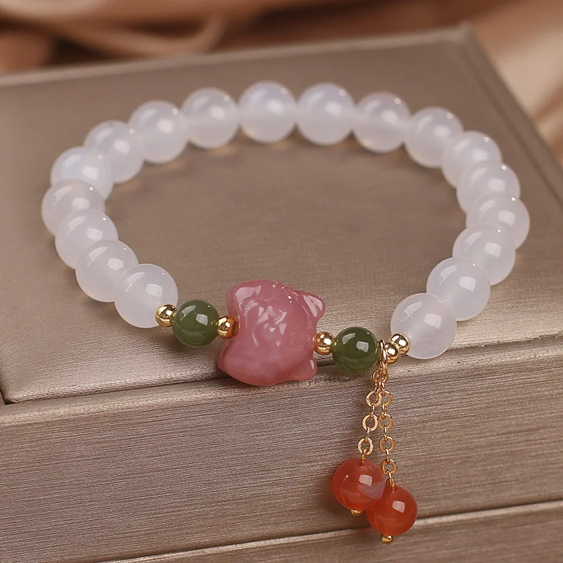 Bracelet design spécial en perles d'agate blanche. Un accessoire élégant et raffiné pour femmes. Sublimez votre style avec ce bijou unique.