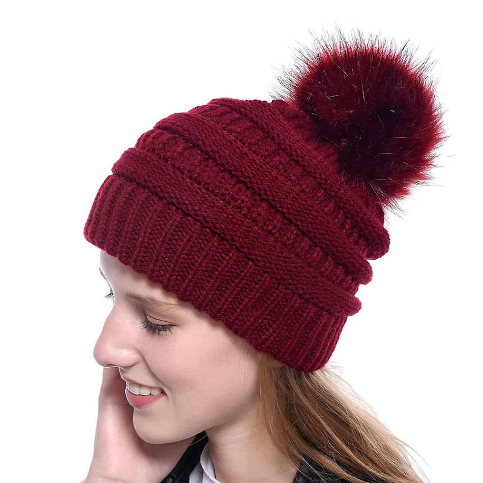 Bonnet en fausse fourrure de renard, tricoté, décontracté et tendance, pour un look hivernal chaleureux et élégant.