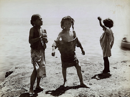 Naples: poorly dressed children at the beach