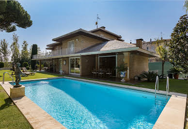 Villa with pool and garden 14