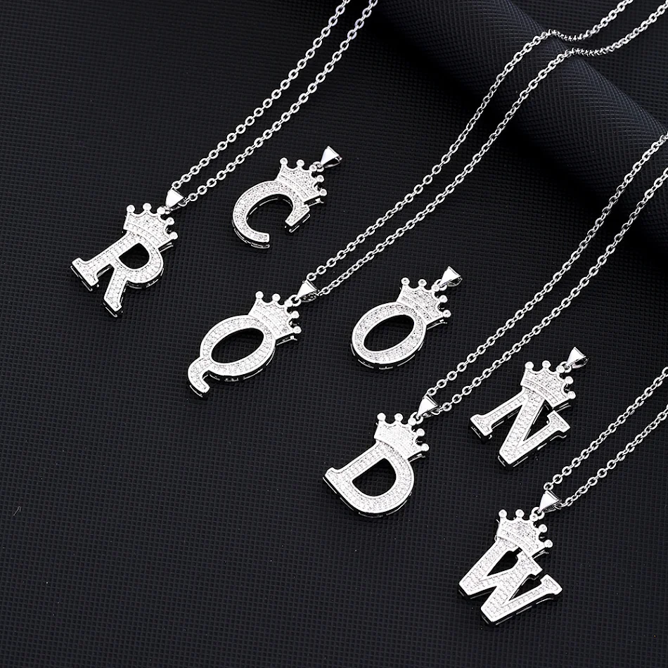 Collier avec pendentif lettre anglaise tendance, un accessoire élégant et personnalisable pour exprimer votre style unique et porter vos initiales.