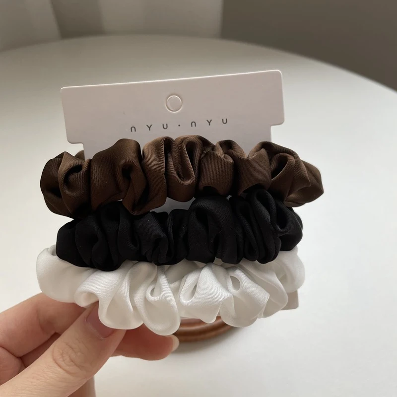 Chuchinha francesa simples, elegante e de cetim sedoso. Ideal para um penteado refinado, macio ao toque e perfeito para qualquer ocasião.