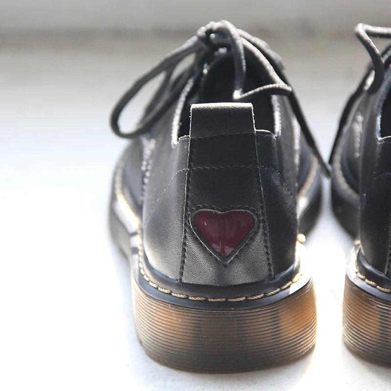 Dames Schoenen Retro Platte Zool Klein Leer. Perfecte dagelijkse schoenen. Klassieke stijl en comfortabel lopen. Ideaal voor een casual en elegante look.