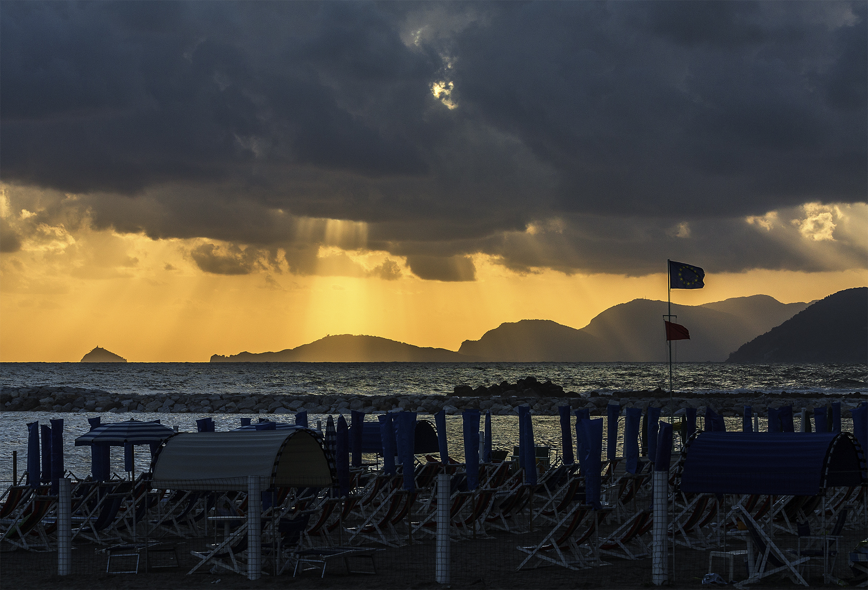 Summer On A Solitary Beach di VILLA MARIO