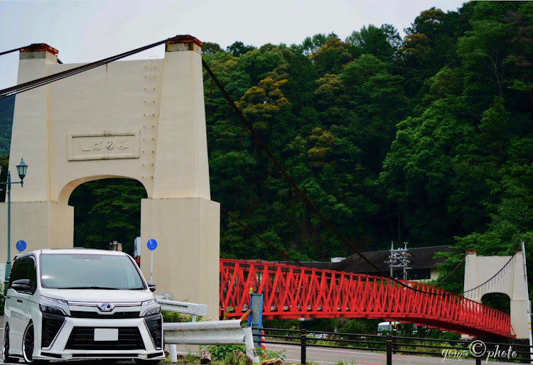 ヴォクシーの美濃橋・岐阜県美濃市・吊り橋・赤い橋・フォロワーさんと偶然に関するカスタム事例の投稿画像1枚目