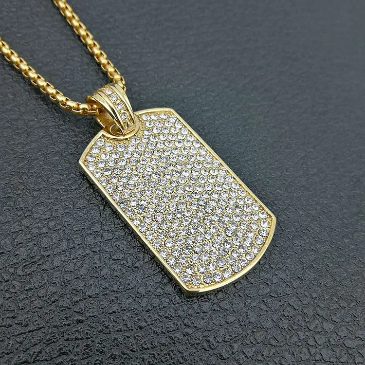 Elegante colgante con diamantes de imitación chapado en oro, un accesorio único y brillante para realzar tu estilo y añadir glamour.