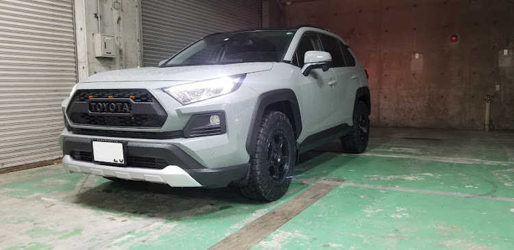 RAV4のAT-811 RAZR-AT・maxxis・KMC KM721 ALPINE・rav4adventureに関するカスタム事例の投稿画像1枚目