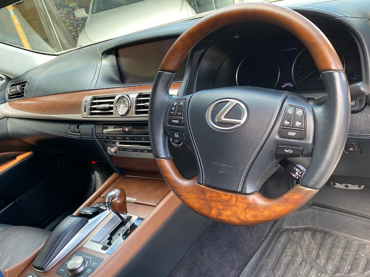 LSの新潟・フルモデリスタ・純正style・ウッドシフトノブ・洗車に関するカスタム事例の投稿画像4枚目