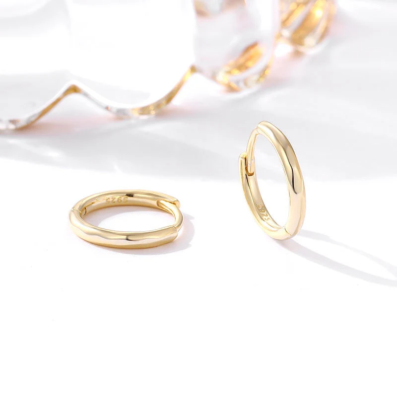 Boucles d'oreilles brillantes en argent sterling pour femmes Élégance intemporelle et éclat quotidien. Parfaites pour toutes les occasions, un accessoire essentiel.