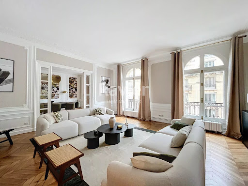 Luxury apartment / penthouse for rent in Paris 7ème (75007) - Neighborhood Gros Caillou - Large modern living room with white modular sofa