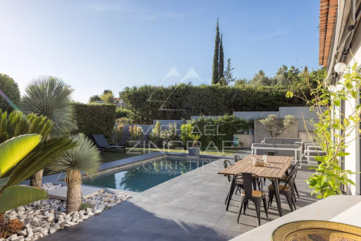 Prestige property for sale in Mougins (06250) - Garden with pool, terrace, and outdoor furniture