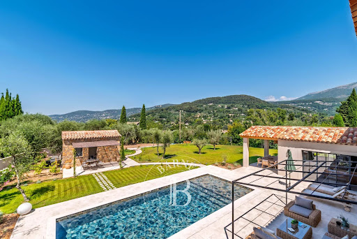 Villa with pool and garden 2