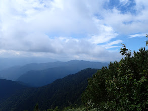 左奥に鉢盛山