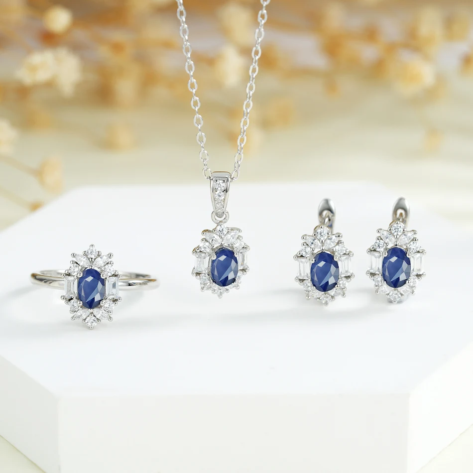 Ensemble bague, collier et boucles d'oreilles géométriques en saphir naturel S925 pour femme. Bijoux élégants, luxe léger et haute classe.