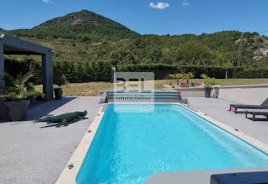 Maison avec piscine et terrasse 8