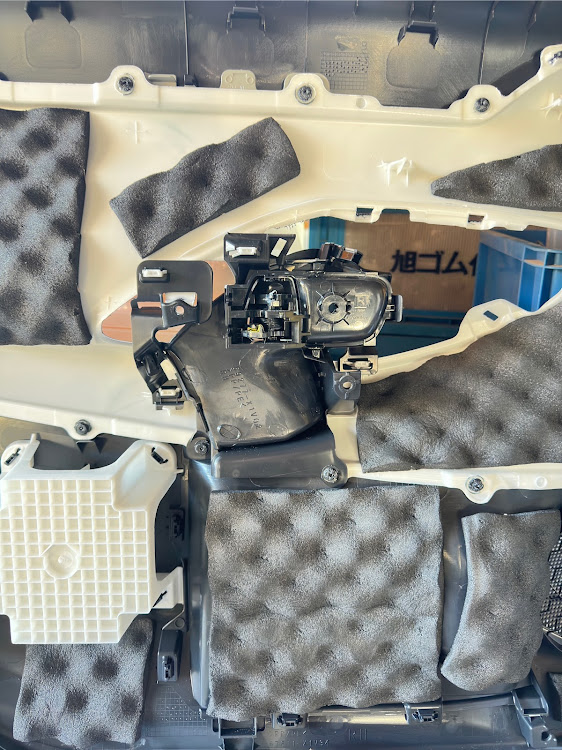 ヤリスクロスのスピーカー交換＆デットニング・静音化・KENWOODスピーカーに関するカスタム事例の投稿画像4枚目