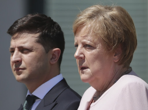 Angelu Merkel uhvatila drhtavica za vreme zvanične ceremonije (VIDEO)