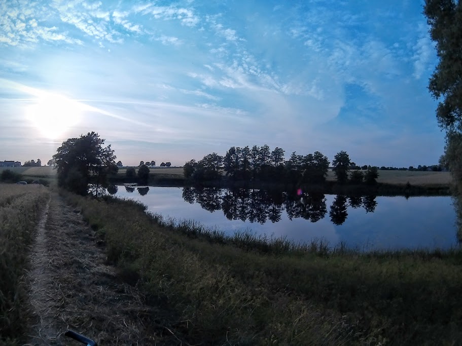 Wyjezdzajac z Macznik, przypomnialem sobie o singltreku nad sredzkim jeziorem