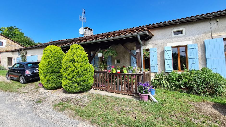 Vente maison   à Bonnes (16390), 345 000 €