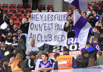 Anderlecht-fans revolteren met krachtige slogans: "Hey les filles, on n'est pas au Club Med"